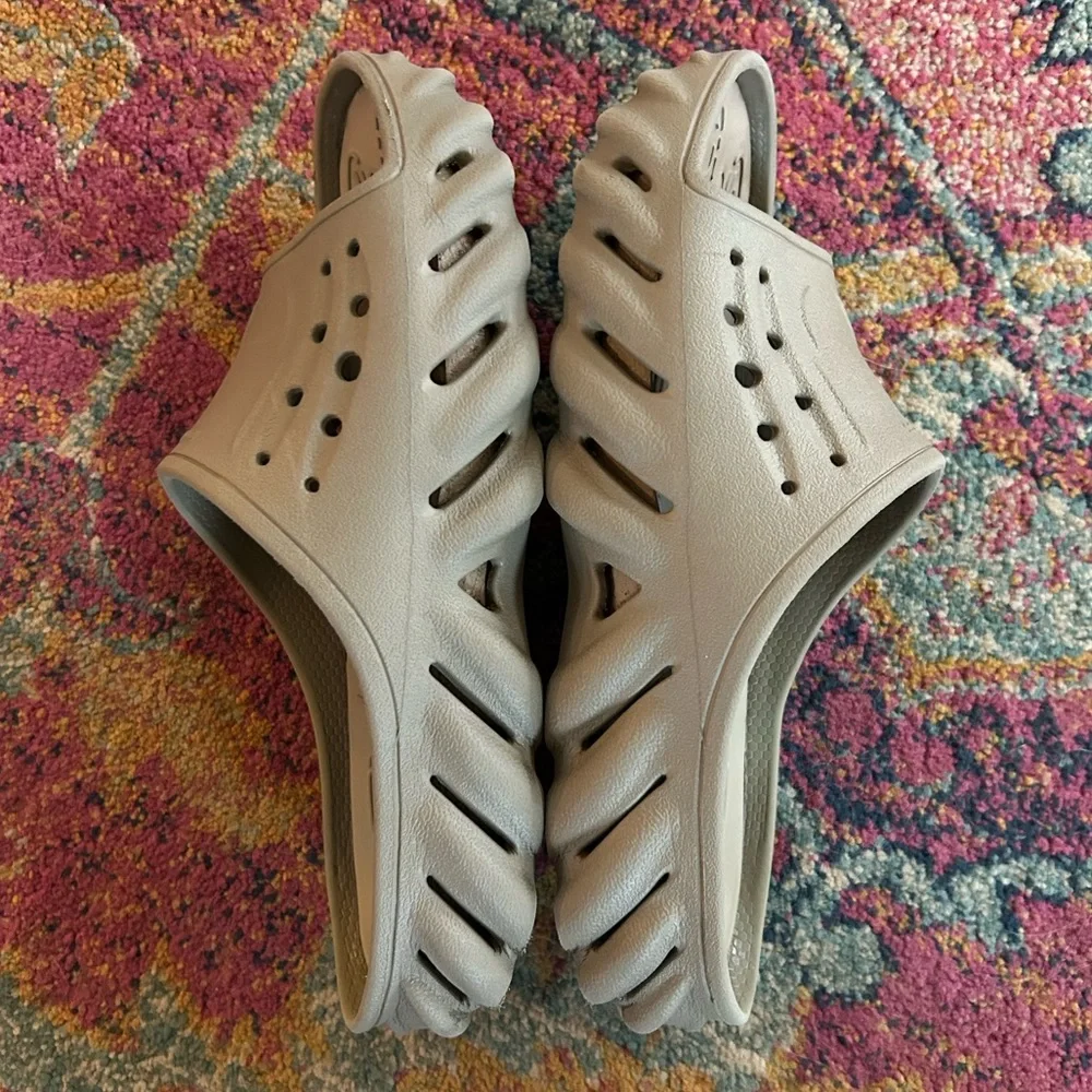 CROCS | Unisex Tan ‘Tumbleweed’ Echo Slide Shoes Mens size 8 Women’s Size 10
